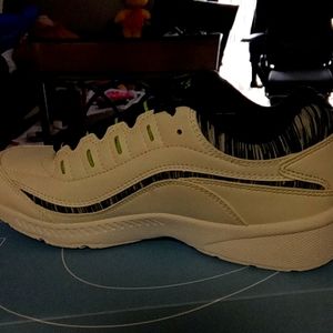 Brand new Easy Spirit sneakers